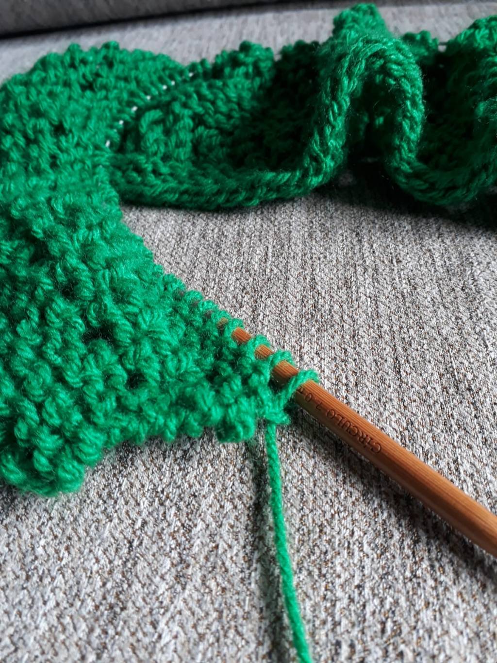 Reage, mulher, tricota um&nbsp;cropped